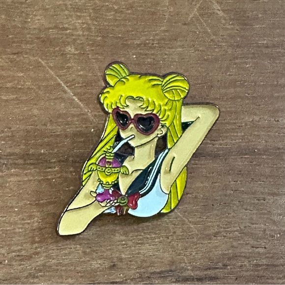 Sailor Moon Enamel Pin - Picture 1 of 2